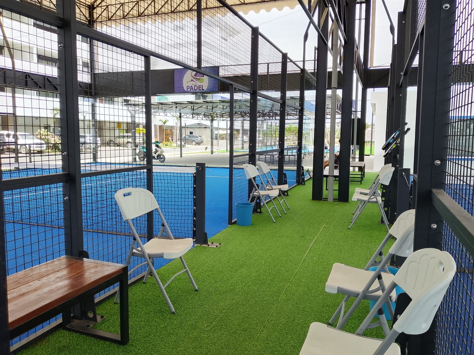 Espace convivial et assises au bord des terrains