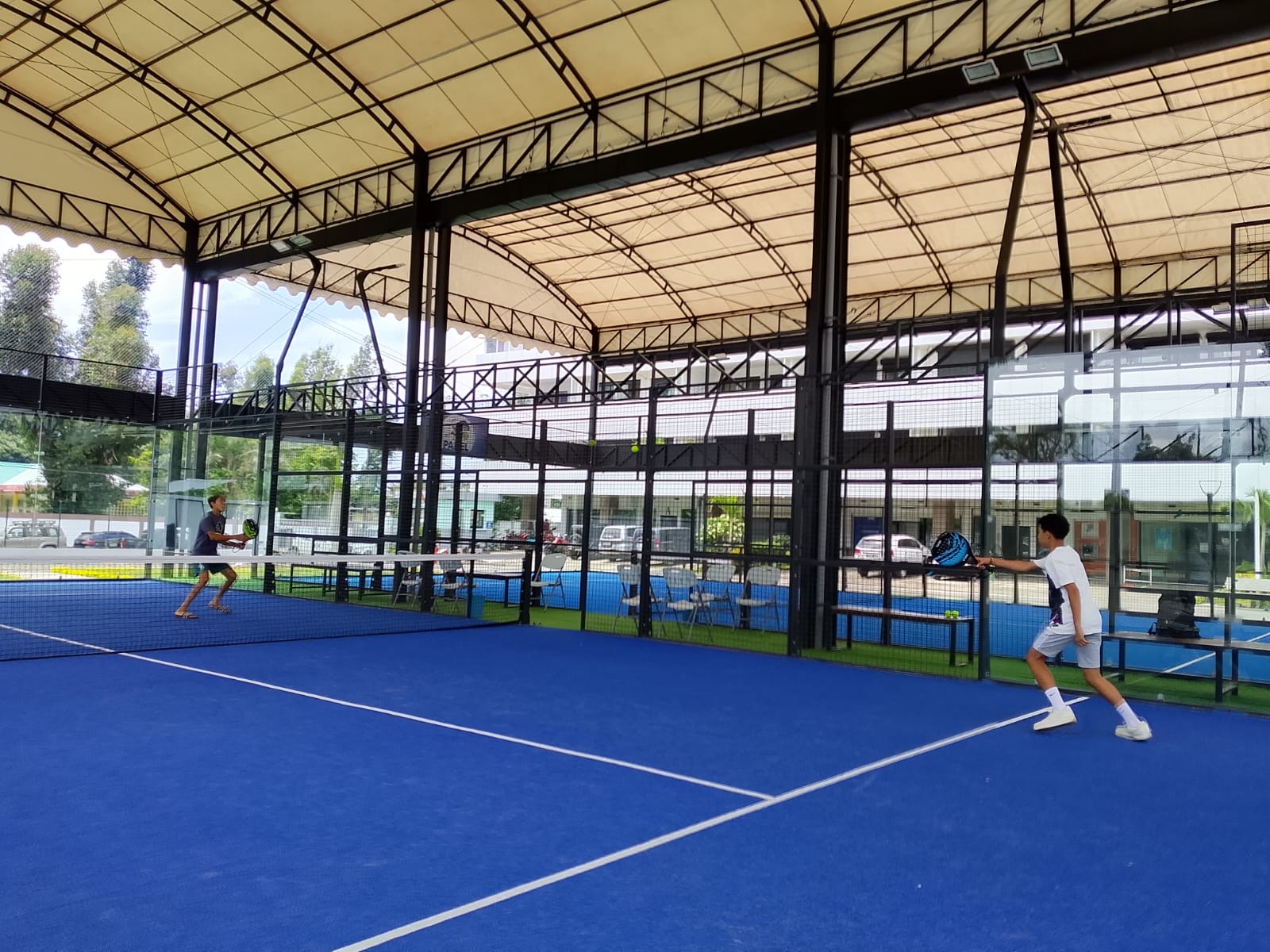 Joueurs en plein échange sur un terrain Royal Padel