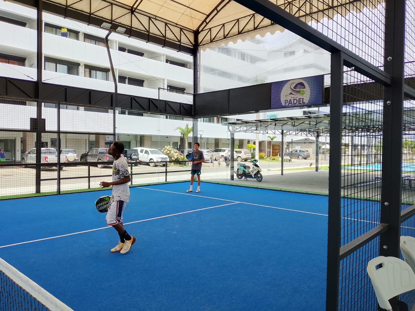Séance de padel entre joueurs à Royal Padel Tamatave