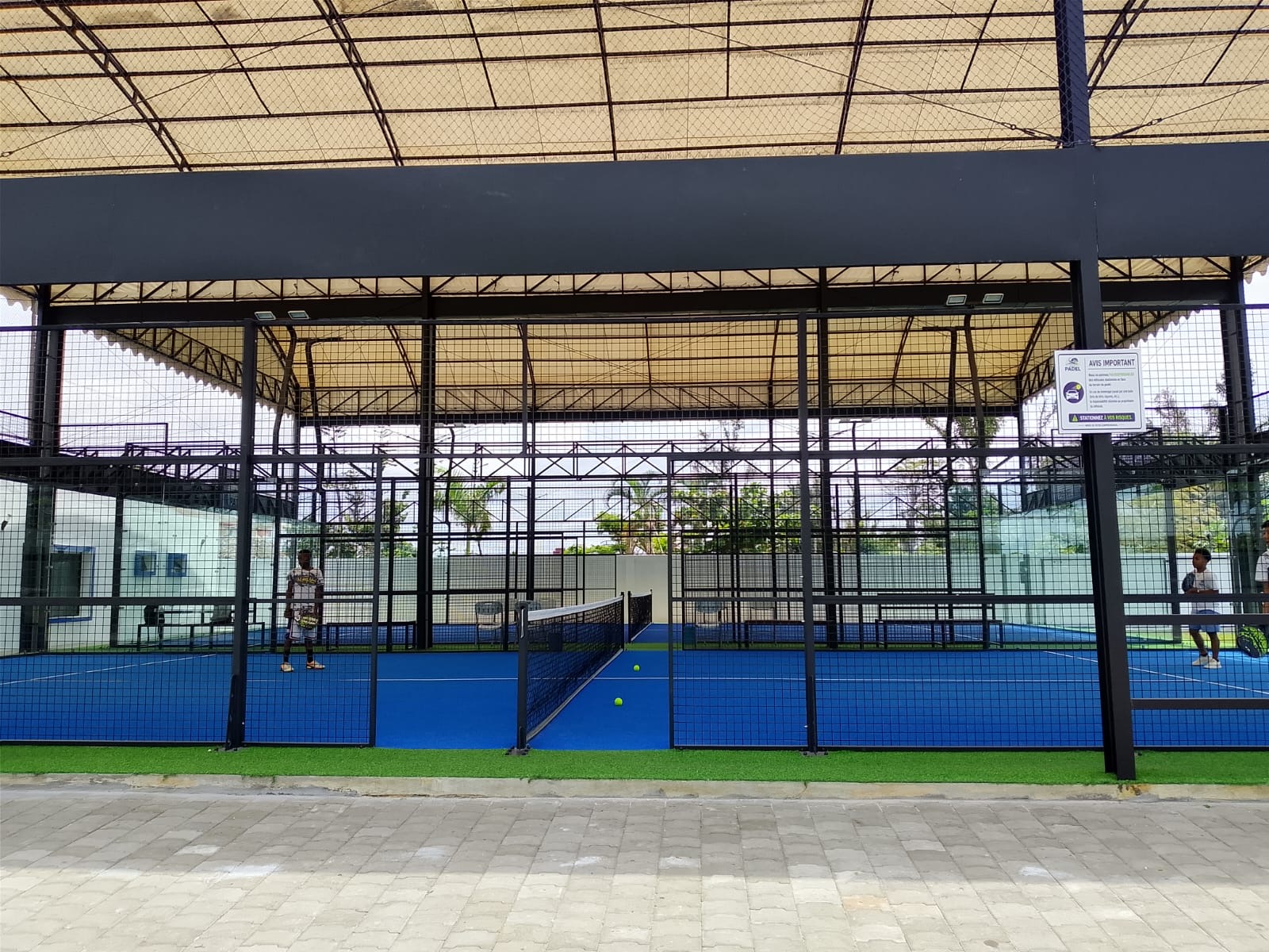 Vue d'ensemble des terrains de padel Royal Padel Tamatave
